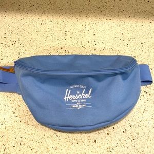 Oversized Herschel cross body bag 💙